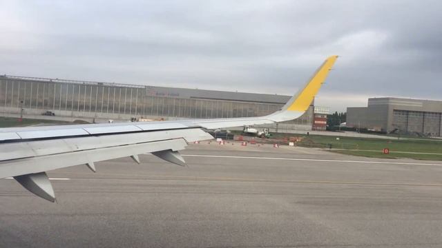 Vueling A320 Landing at Marco Polo Airport, Venice from Barcelona, Spain. смотреть онлайн