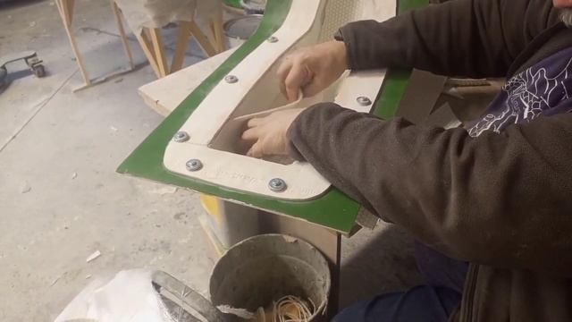 Изготовление корпуса,композитного электросамоката,укладка среднего слоя сендвича.