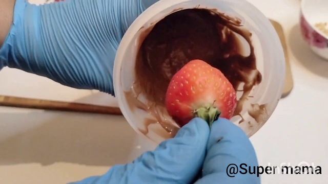 10 минут ?Клубника? в шоколаде Уй жагдайында жасап кориниздер !!! Оте онай рецепт смотреть онлайн