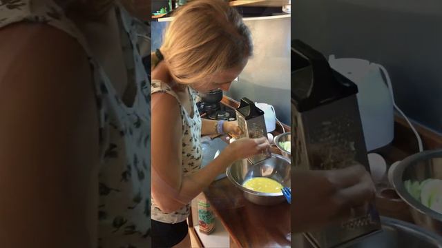 готовим Мексиканскую кухню:кабачки в хитром кляре :)Быстро,неколорийно но сытно и очень вкусно! смотреть онлайн