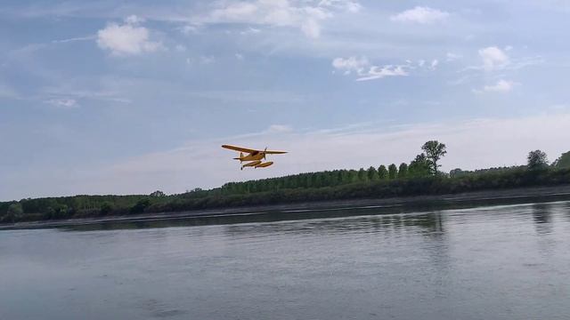 Piper J3 Cub with float over Po river смотреть онлайн