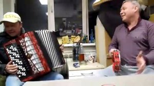 Я милого узнаю по походке на баяне