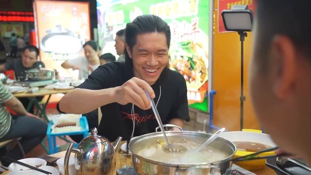 地道又實在的老廣羊肉煲！ 百斤羊肉熬煮的鮮羊湯+熟稱羊肉，鮮美不羶！ 大冷天在街上吃一煲，真的爽翻天了！ 【品城記】