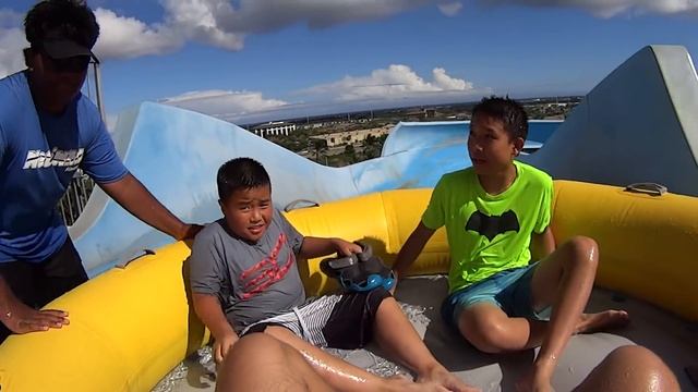 Winding Rapids Water Slide at Wet 'n' Wild Hawaii смотреть онлайн