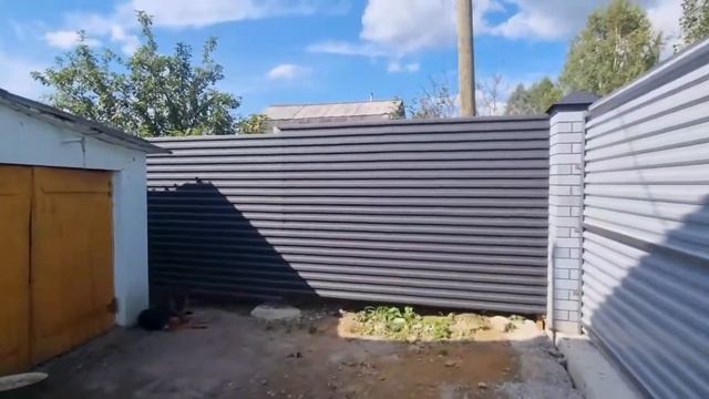 Монтаж забора из профнастила С21 с горизонтальным расположением листов и откатными воротами. смотреть онлайн