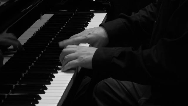 J.S.Bach. Prelude and Fugue in D minor (WTC, 1). - Mikhail Kollontay (piano) смотреть онлайн