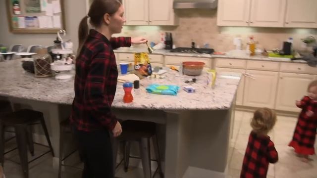 The Quints Break Down In Tears When They Meet Santa | OutDaughtered смотреть онлайн