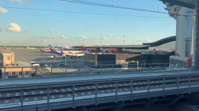 Прибытие аэроэкспресса к терминалу B аэропорта Шереметьево смотреть онлайн