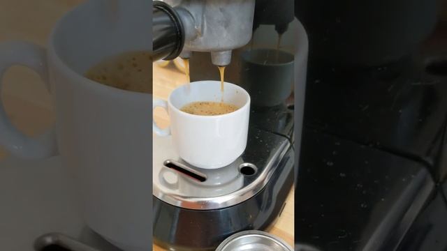 Кофеварка DELONGHI DEDICA EC680 смотреть онлайн