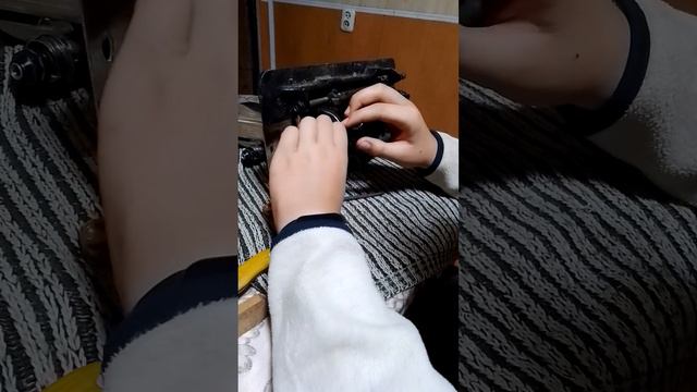 Настраиваем советскую швейную машинку. смотреть онлайн