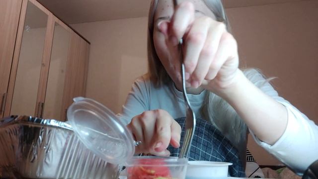 МУКБАНГ / РОЛЛЫ ЗАПЕЧЁННЫЕ?