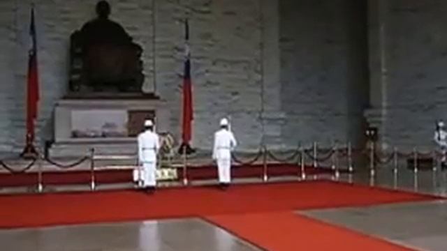 Смена караула, мемориал Чан Кайши, Тайбэй, Тайвань смотреть онлайн