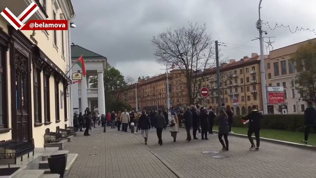 Люди собираются на пл. Свободы! смотреть онлайн