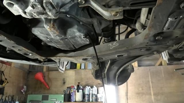 Nissan Qashqai 2.0 2011 oil, oil filter, screen wash fluid and coolant top up смотреть онлайн