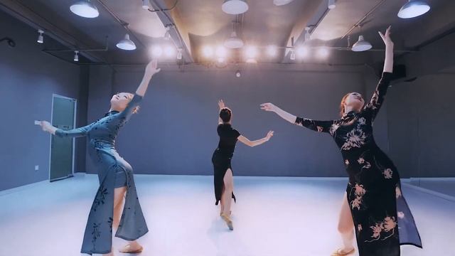 Сломанные ветки и цветы смотреть онлайн