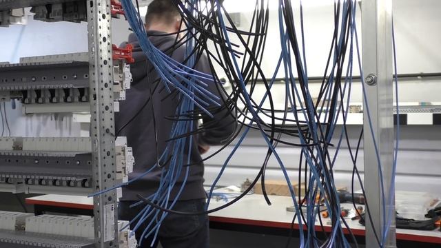 Распределительный щит на компонентах ABB для торгового центра – полная сборка смотреть онлайн