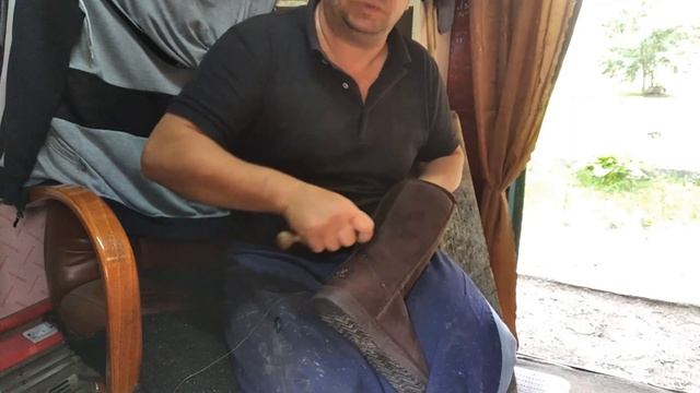 Исправляем разрыв заднего шва по всей длине голенища смотреть онлайн