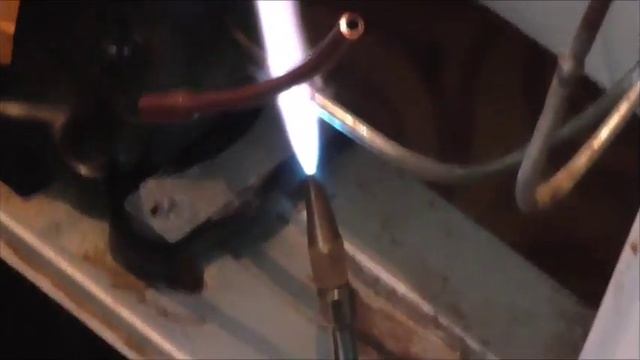 Компрессор включается на несколько секунд ,но холода нет. смотреть онлайн