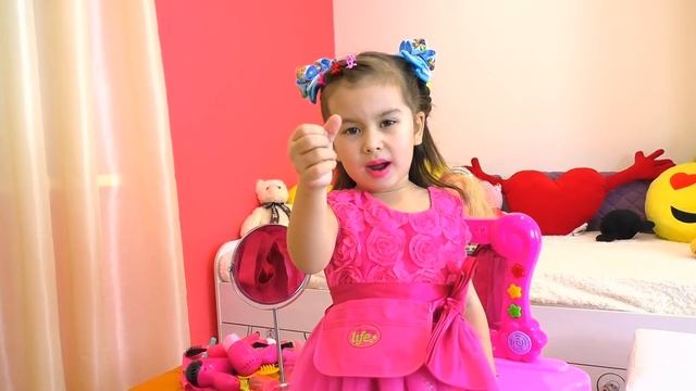 Играем в салон красоты - Прическа и макияж для куклы Барби – Pretend Play смотреть онлайн