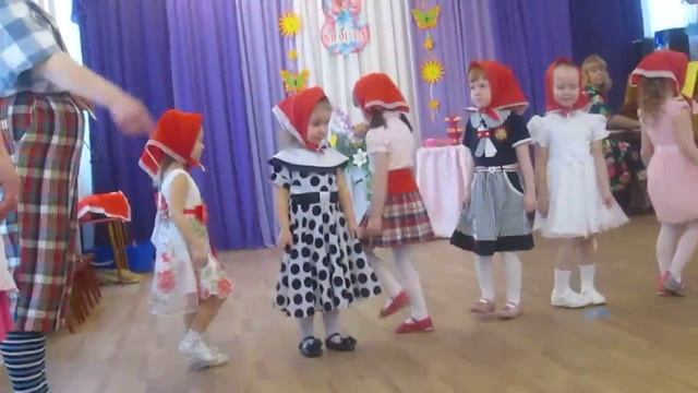 Девочки танцуют в платочках (4 года) смотреть онлайн