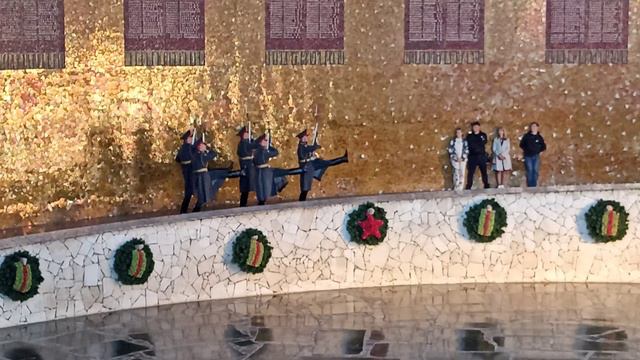 Смена Почётного Караула в Пантеоне Славы Мамаев Курган, Волгоград, 15 октября 2023 года 16:00 часов смотреть онлайн