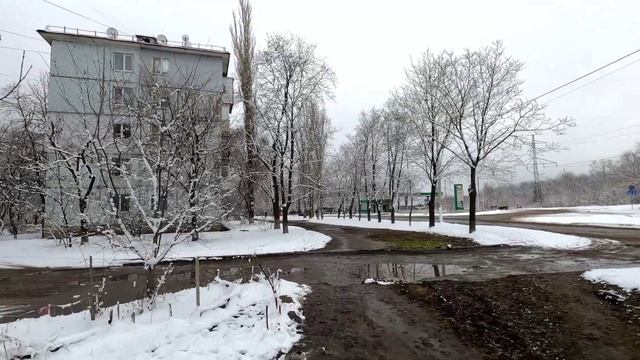 ЛУГАНСК ЗАНЕСЛО СНЕГОМ / ПРОГУЛКА ПО ГОРОДУ - ОКТЯБРЬСКИЙ РАЙОН смотреть онлайн