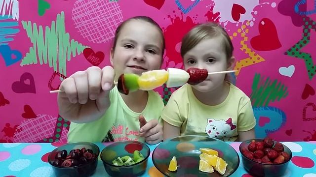 ФРУКТОВЫЙ ШАШЛЫК Видео рецепты для детей. Готовим с Полиной и Юлей шашлычки из фруктов и ягод смотреть онлайн