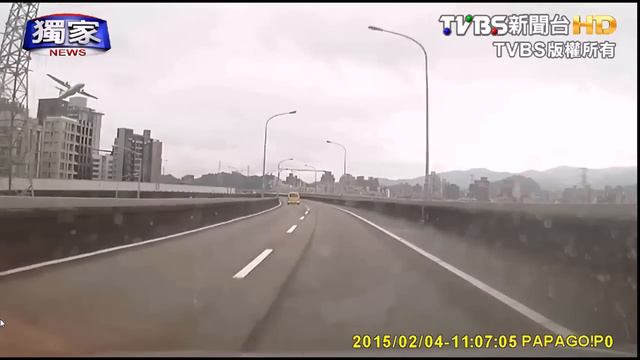 Самолет TransAsia Airways падая врезался в такси!!! смотреть онлайн