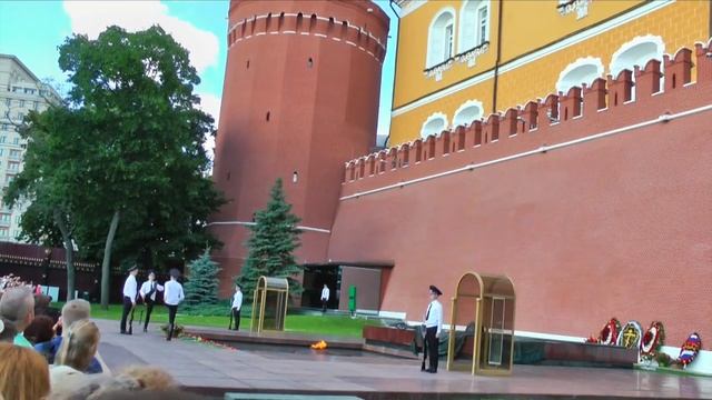 САША НА КРАСНОЙ ПЛОЩАДИ НУЛЕВОЙ КИЛОМЕТР, СМЕНА ПОЧЕТНОГО КАРАУЛА, БОЙ КУРАНТОВ И МАВЗОЛЕЙ | VLOG смотреть онлайн