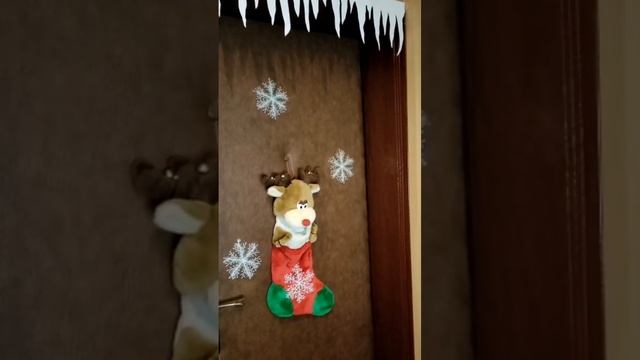 Как украсить дом к Новому году. Украшаем входную дверь к Новому году. смотреть онлайн