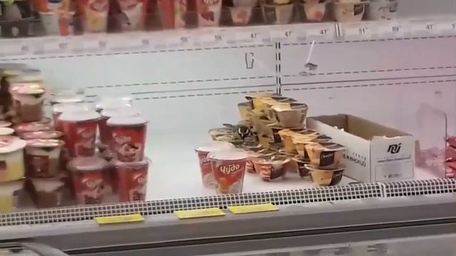 Синичка уплетает йогурт с воздушным кремом)) смотреть онлайн