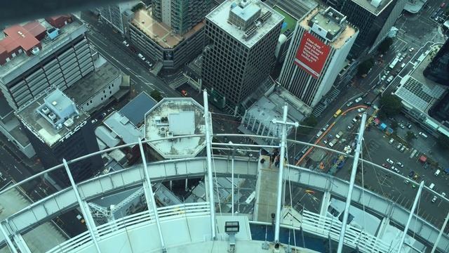 SkyJump view from the Sky Deck - Sky Tower Auckland New Zealand смотреть онлайн