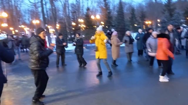 Харьков, 2 января , танцы в парке,"Кукла Барби" смотреть онлайн