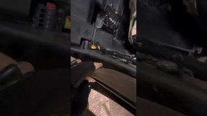 Как достать усилитель под водительским сиденьем на мерседес МЛ350 W164 2005г.