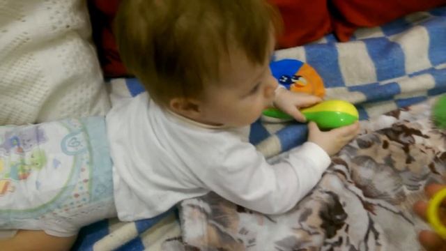 Чем занять малыша в 6 - 7 месяцев. Играем в игрушки, общаемся и развлекаем. смотреть онлайн