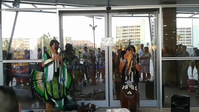 Играет Дуэт из Эквадора в Актау смотреть онлайн