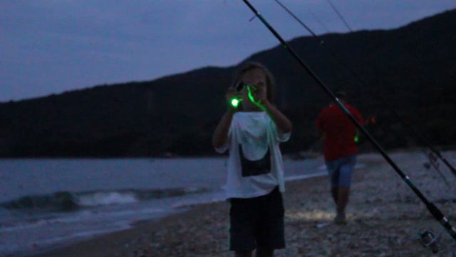 Ночная рыбалка с сыном на море!!! смотреть онлайн