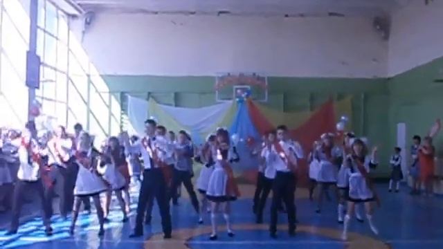 Танец 9-ых классов на последний звонок. 2013 год. смотреть онлайн