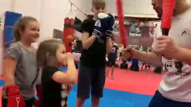 Как Мы С Девочками Тайским ? Боксом Занимаемся смотреть онлайн