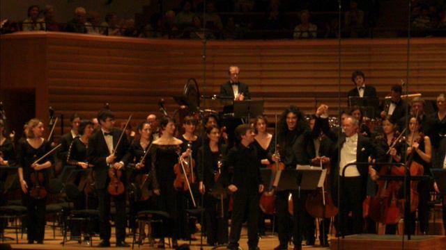 Nemanja Radulovic playing "Evocation d'un monde perdu" for violin and orchestra by Esteban Benzecry смотреть онлайн