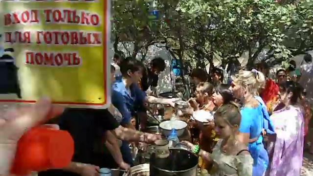 Скопились индусы в очереди смотреть онлайн