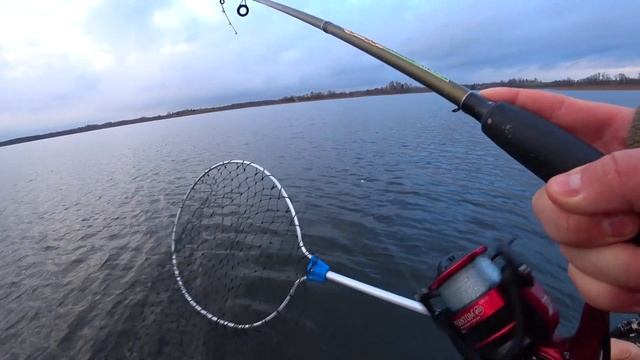 Вечерняя рыбалка в поисках щуки! Щука радует своими поклёвками! смотреть онлайн