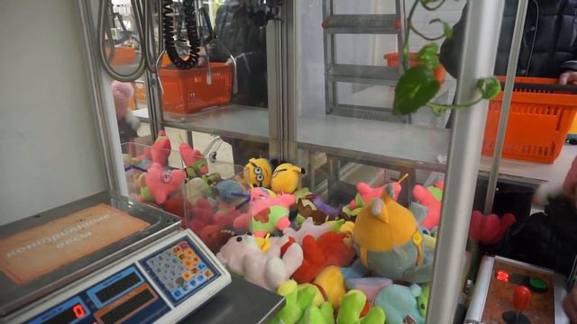 Играем в автомат с игрушками . Вытащили много игрушек ! смотреть онлайн
