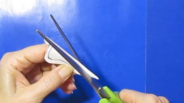 Как красиво вырезать снежинки-колокольчики из бумаги своими руками поделки на Новый год. смотреть онлайн