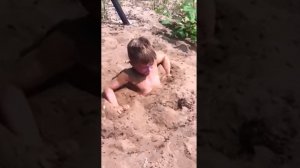 Школьник застрял в зыбучем песке..