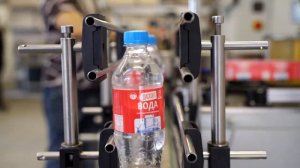 ЭТИКЕТИРОВОЧНЫЙ АВТОМАТ ЭМ-32   Нанесение полипропиленовых этикеток на бутылки с водой  ПрактикМ