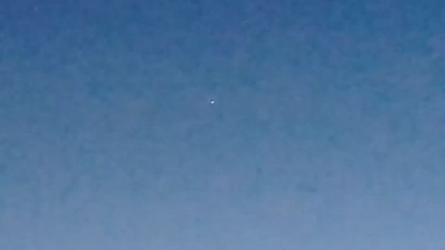 НЛО в форме Светящейся Звезды, над Городом - 01.05.2018 смотреть онлайн