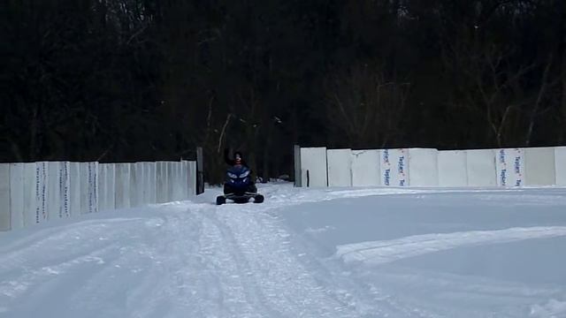 Девочка рулит на снегоходе смотреть онлайн