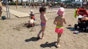 Дети на море. PAPILLON BELVIL HOTELS. Большая черепаха. Дети на пляже строят бассейн из песка.