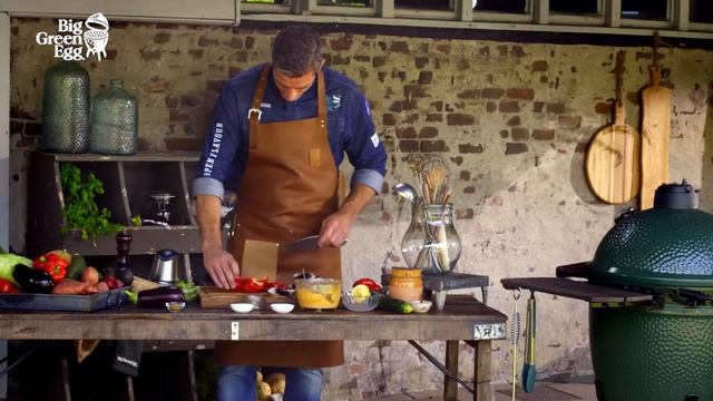 Сэндвичи с хумусом и жареными овощами на гриле Big Green Egg смотреть онлайн